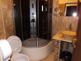 Baie cu cabina dus Hotel Craiova MBI Travel Inn