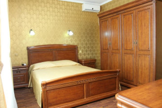 Mobilier lemn masiv Hanul Andritei4